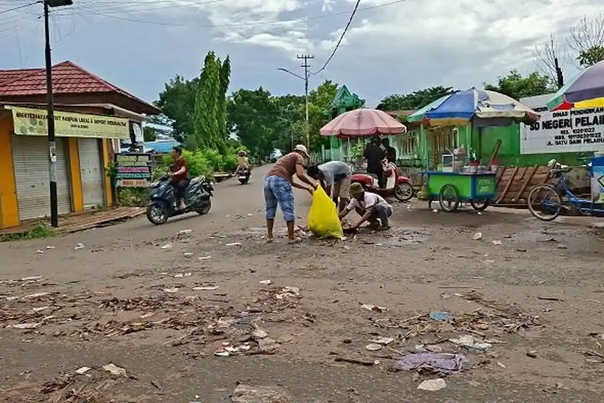 Drainase Tak Dirawat, Sampah Kerap Meluap ke Aspal Jalan Datu Daim Pelaihari