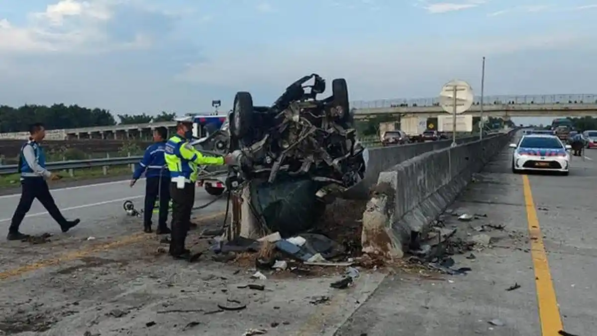 Avanza Mendadak Oleng dan Hantam Pembatas Jalan di Tol Caruban-Nganjuk hingga Ringsek Parah, 1 Tewas