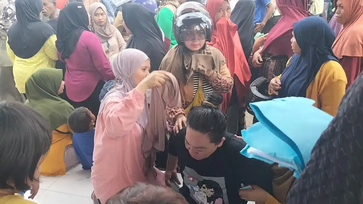 Berebut Pasar Murah di Rumah Gizi Manokwari, Satu Orang Pingsan