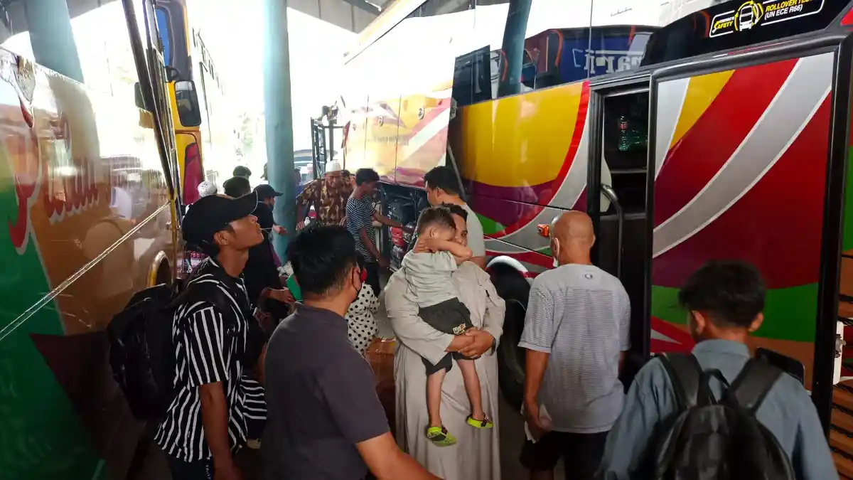 Pasca Lebaran Penumpang Mudik Masih Menyerbu Terminal Sungai Kunjang Samarinda