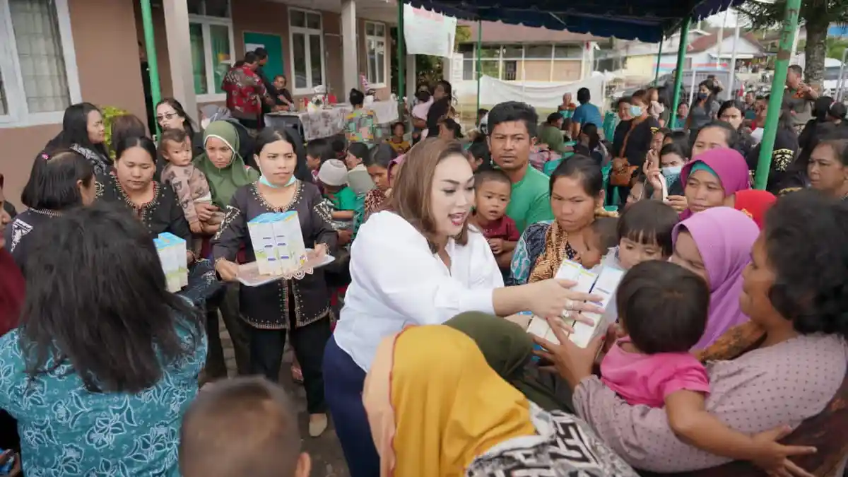 Anak Berusia 5 Tahun Ini Temui Istri Bupati, Tawarkan Ikan yang Telah Disiapkan di Kantongan Plastik