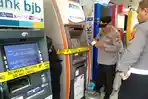 petugas-polsek-cihideung-memasang-garis-polisi-di-dua-mesin-atm.jpg