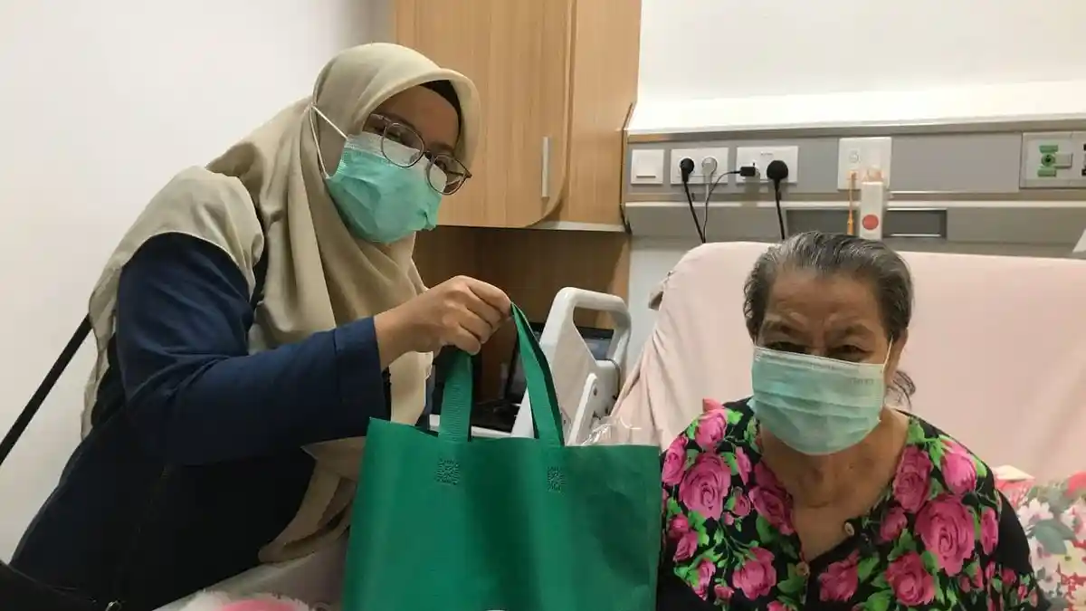 Semarakkan HUT, BPJS Kesehatan Batam Bagi Bingkisan ke Peserta JKN-KIS dan Nakes Kena Covid-19
