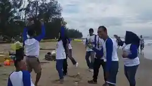 Pengunjung-Pantai-Angsana-yang-sedang-menggelar-lomba-dalam-kegiatan-family-gathering.jpg