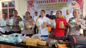 Kapolres-Langkat-AKBP-Faisal-Rahmat-Husein-Simatupang-menunjukkan-barang-bukti.jpg