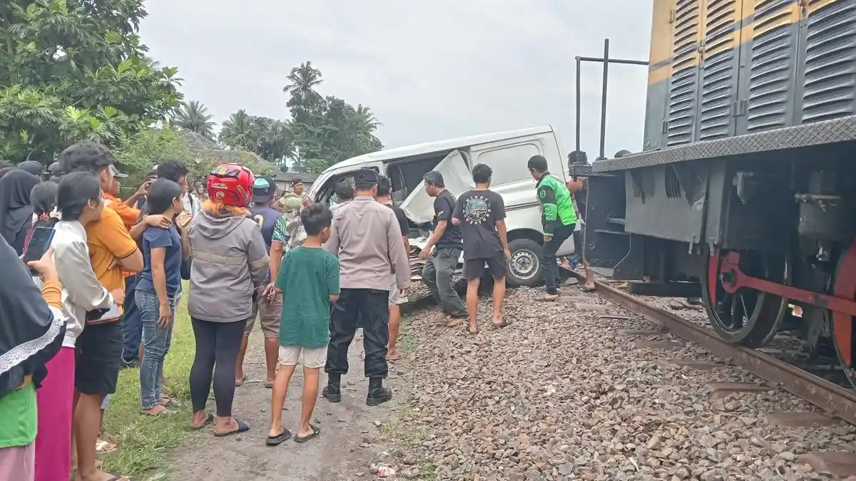 Begini Kata Masinis dan KAI Terkait Mobil Gran Max yang Tertabrak Kereta Wisata di Ambarawa