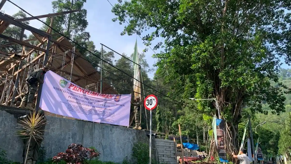 Tak Berizin, Aktivitas Pembangunan di Pemandian Air Panas Songgoriti Dihentikan Satpol PP Malang