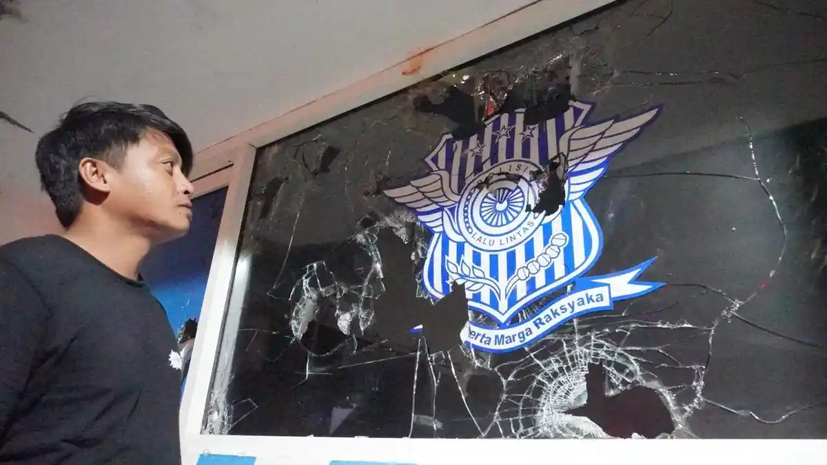 Pos Polantas di Simpang Lima Kota Gorontalo Dirusak Pengunjuk Rasa, Kaca Pecah Kena Batu