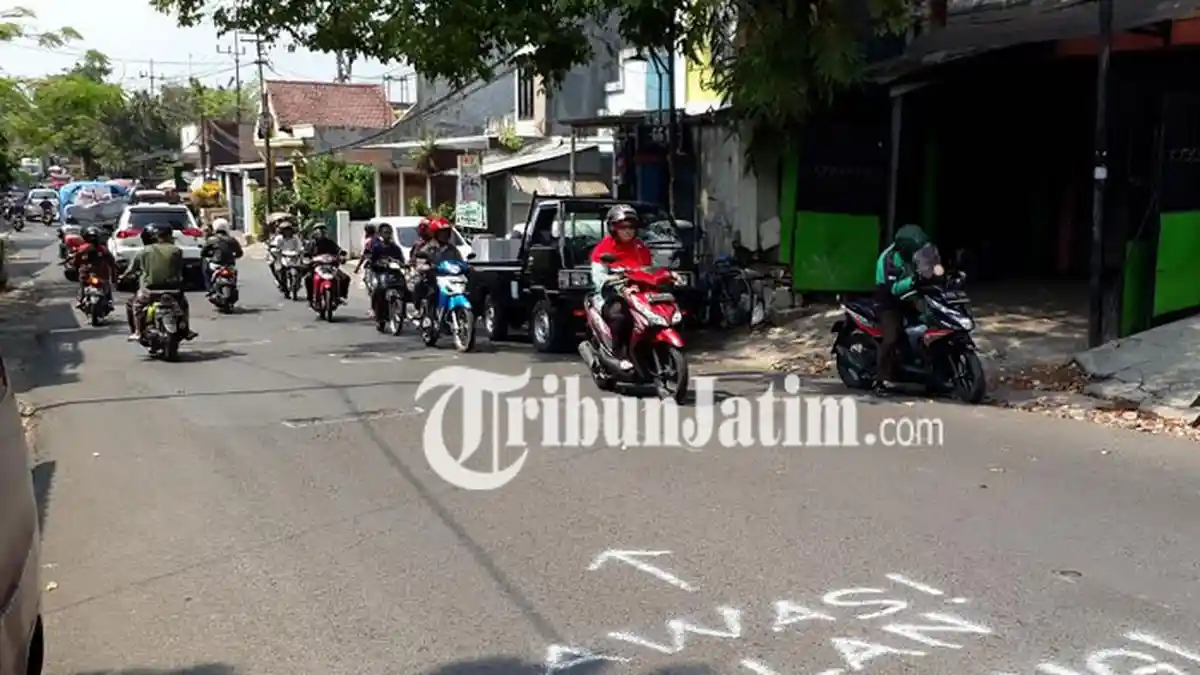 Jalan Berlubang di Jalan IR Rais Kota Malang Dikeluhkan Warga