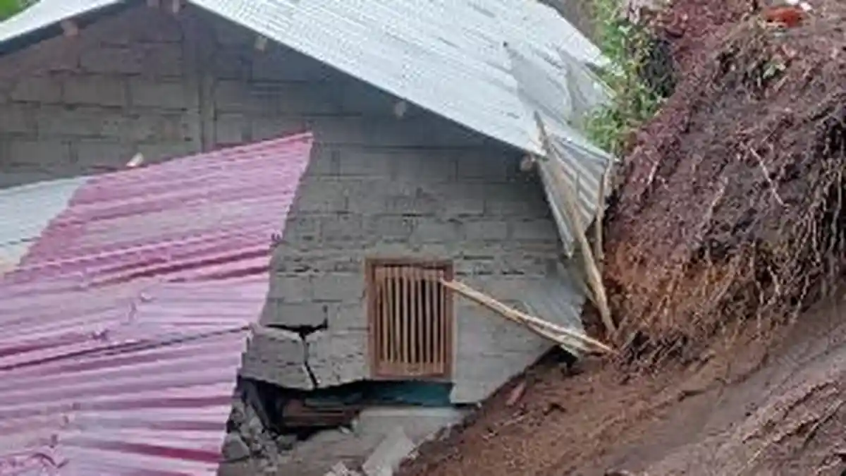 Rumah Warga di Iligai Sikka NTT Rusak Diterjang Tanah Longsor 