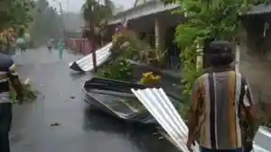 atap-sejumlah-bangunan-di-kelurahan-paniki-rusak-diterjang-puting-beliunggmvkvv.jpg