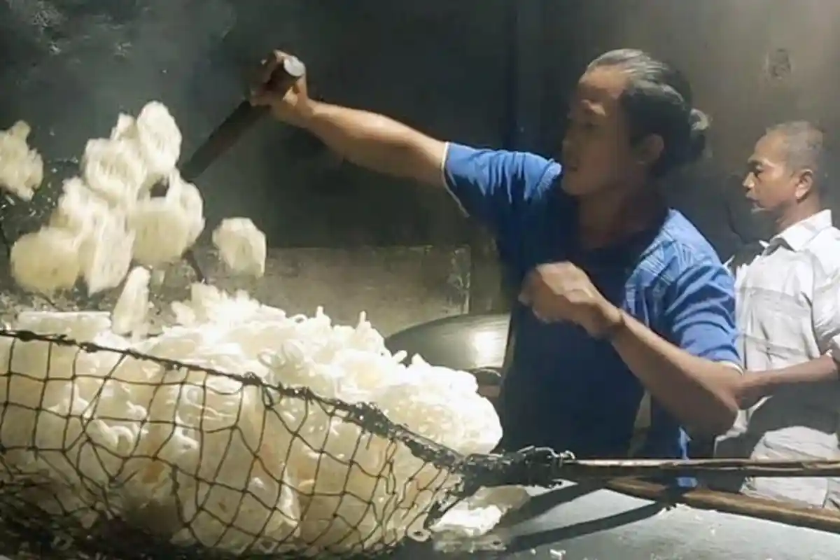 Pengusaha Kerupuk di Menganti Gresik Pontang-panting Cari Minyak Goreng hingga ke Luar Kota