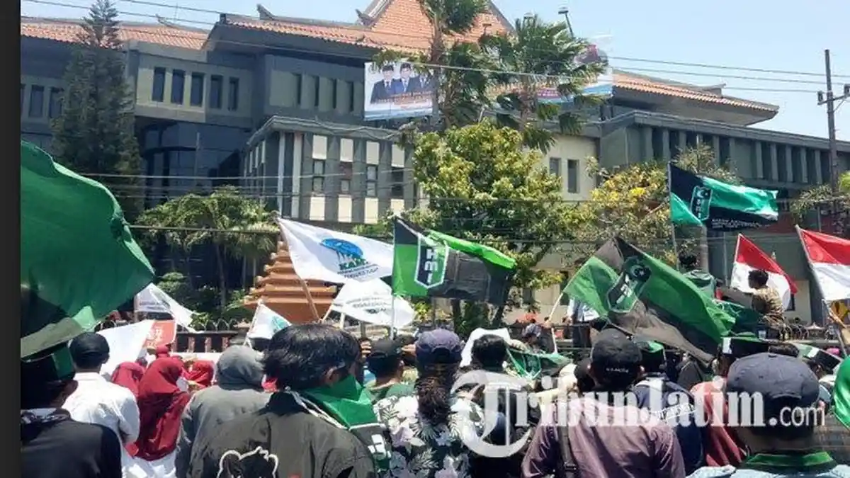 4 Fakta Demo Mahasiswa Terupdate: Sekolah TK, SD dan SMP di Surabaya Sampai Ikut Diliburkan