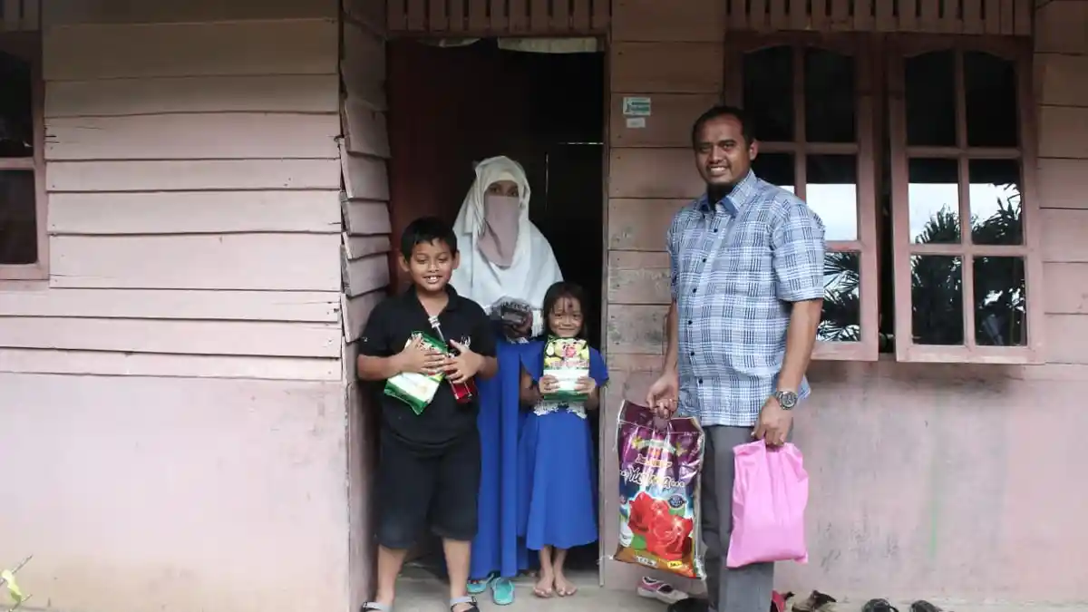 Asyraf Aceh Salurkan Bantuan Sembako untuk Warga Miskin