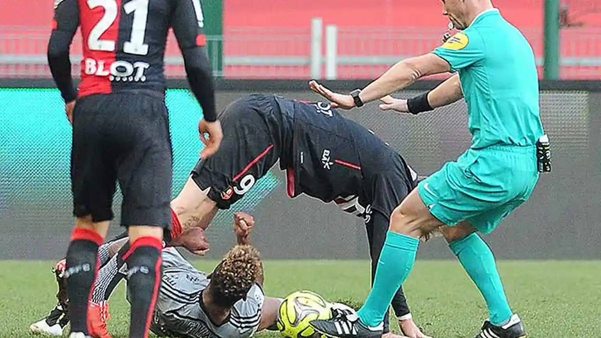 Kesal Punggungnya Ditendang, Gelandang Marseille Balas Tinju 'Telur' Striker Lawan