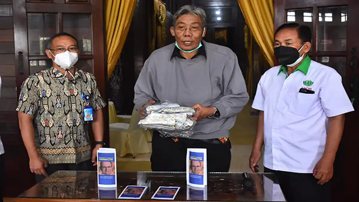 HKTI Serahkan Bantuan 2000 Tablet Obat Ivermectin ke Diskes Sintang