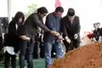 Suami Dan Anak Alm Menkes Menabur Bunga Dipusaran