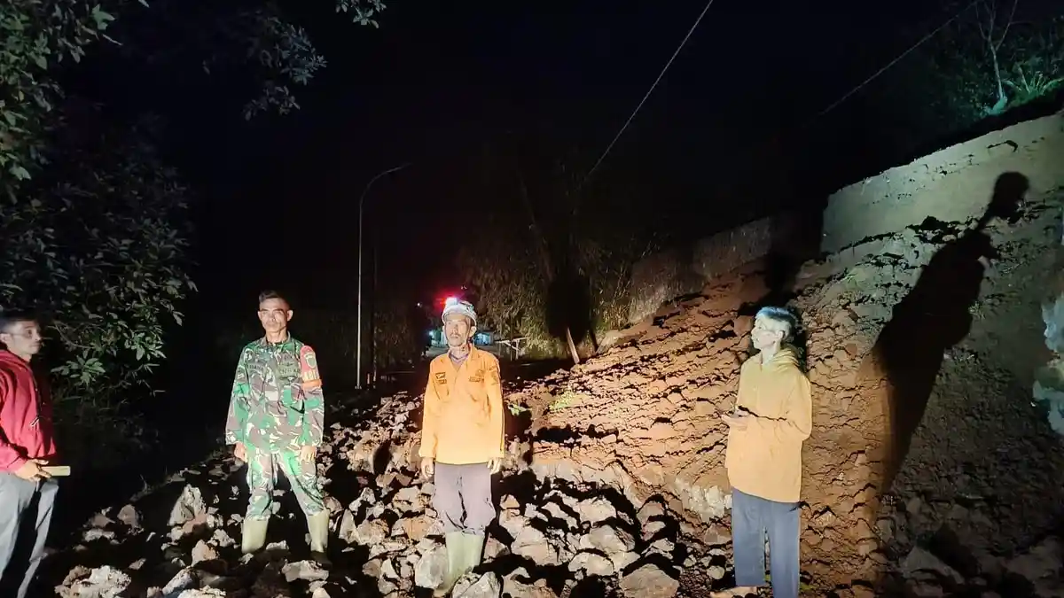 Dampak Cuaca Ekstrem di Sumedang, Longsor dan Pohon Tumbang Hingga Timpa Rumah