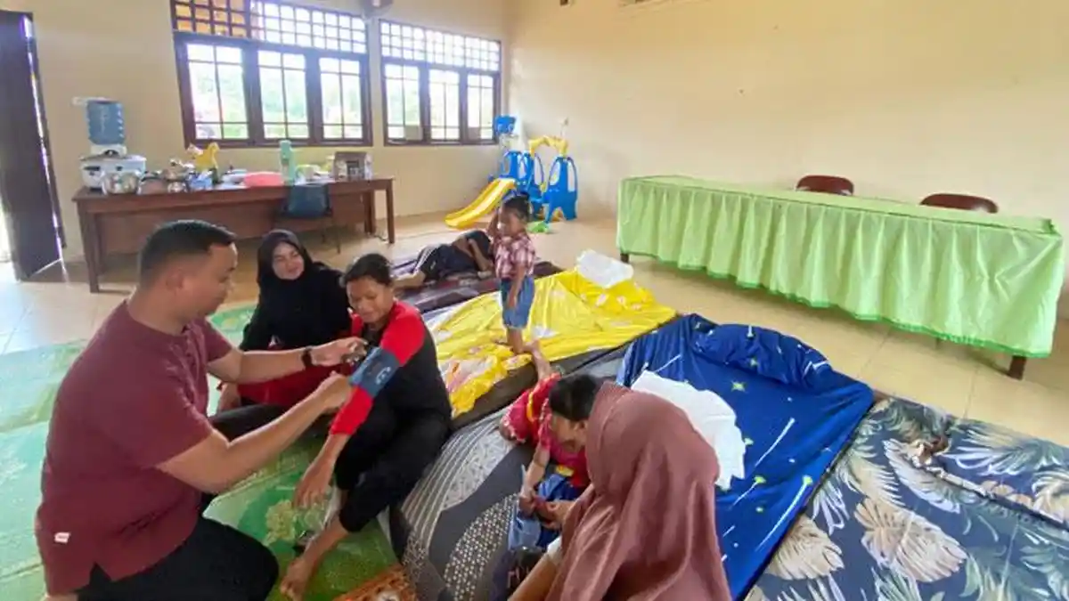 Dinkes Lingga Kepri Cek Kesehatan Warga yang Mengungsi Akibat Banjir di Dabo Lama