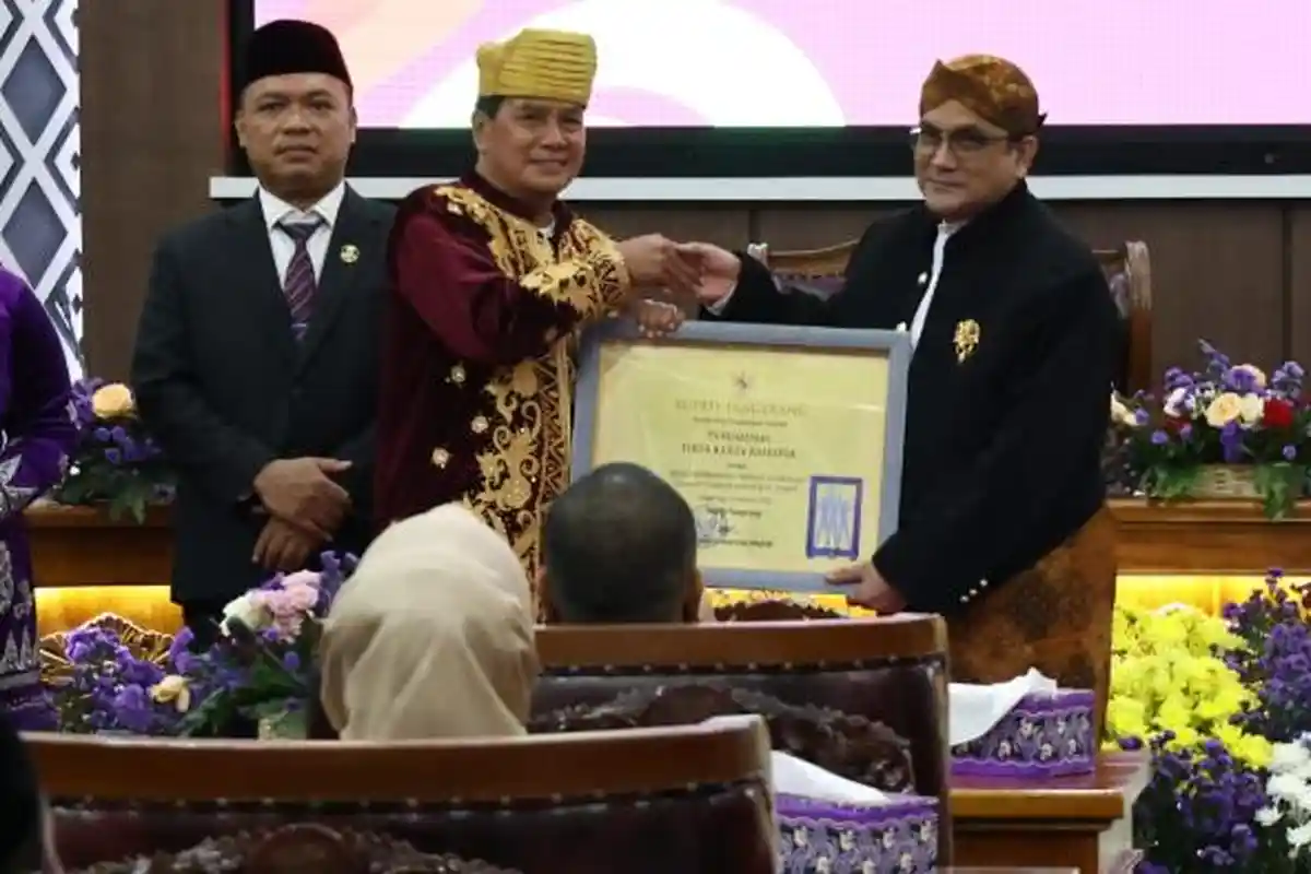 Kado Istimewa di HUT Kabupaten Tangerang, PERUMDAM TKR Terima Penghargaan dari Bupati Tangerang