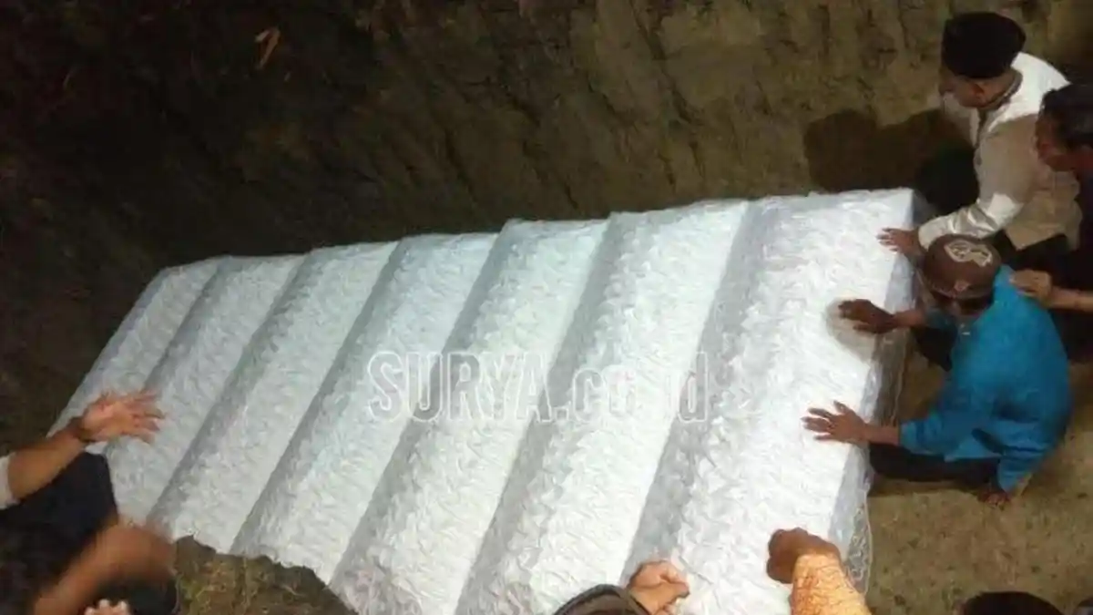 7 Korban Kecelakaan Bus Rosalia Indah Vs Avanza Dimakamkan Dalam Satu Liang Lahat