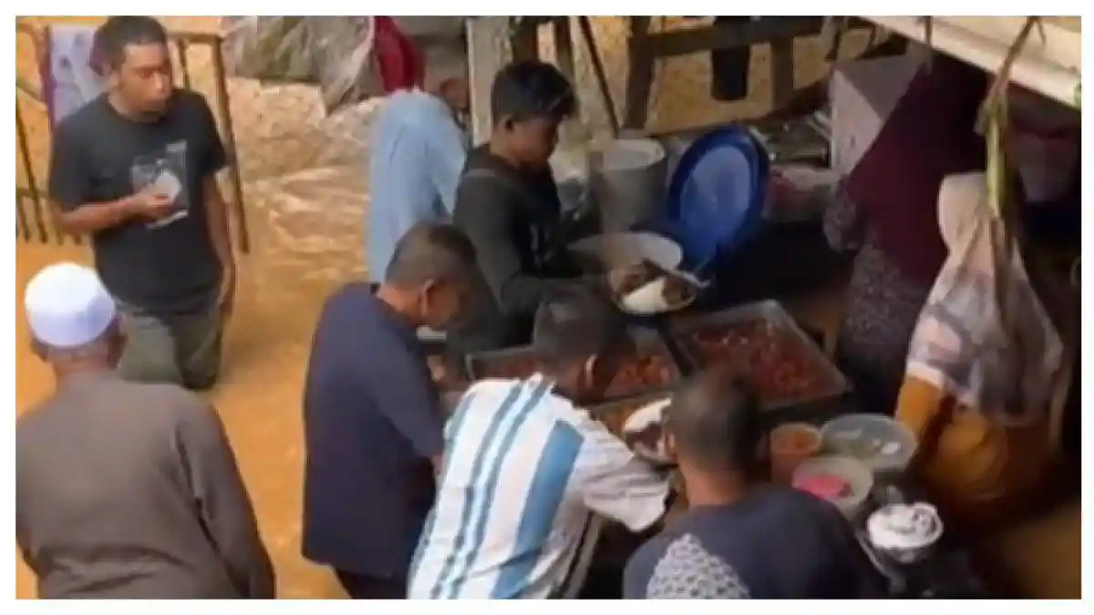 VIRAL Pernikahan di Tengah Banjir, Tamu Malah Santai Ambil Makanan Padahal Air Setinggi Paha