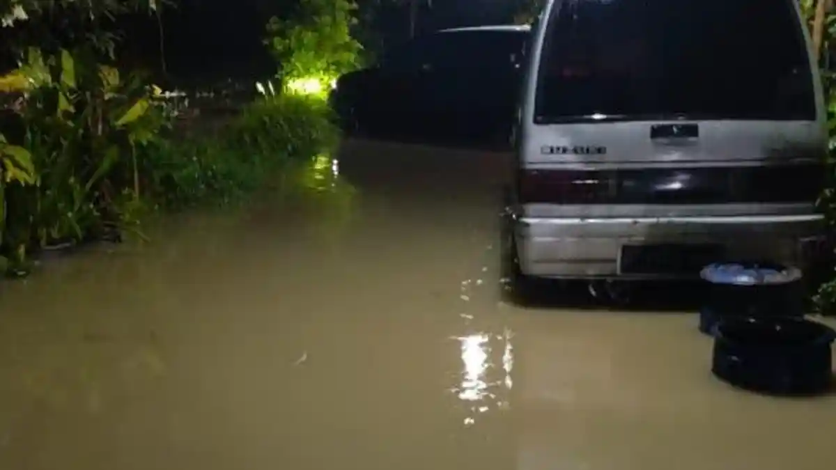 Sahur Hari Pertama Ramadan 2025, Warga di Menganti Gresik Kebanjiran