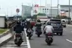 Pengendara Motor Masuk Jalan Tol Hindari Banjir