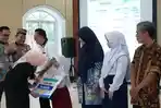 Lilis-nuryani-serahkan-bantuan.jpg