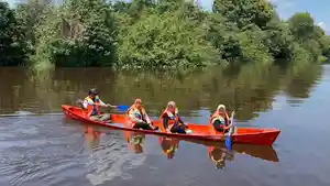 Wisatawan-bermain-perahu-di-Batang-Mandau.jpg