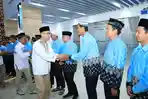 20260506-GM-Pertamina-Patra-Niaga-Kilang-Cilacap-menyalami-calon-haji.jpg