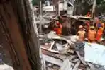Pembongkaran Bangunan Semi Permanen Kali Krukut