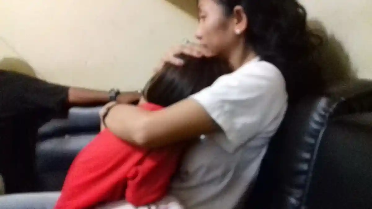 Duh Nekat Amat, Wanita Ini Mencuri Sambil Bawa Anaknya yang Masih Balita