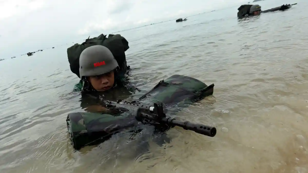 NEWSVIDEO: Mantapkan Skill Prajurit, Yonif 10 SBY Latihan Renang Tempur