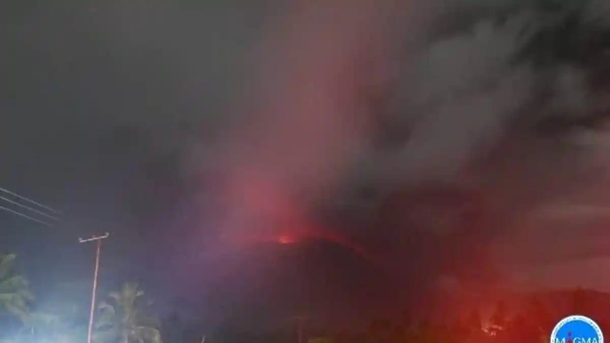 BREAKING NEWS: Gunung Lewotobi Erupsi 8.000 Meter, Status Naik Jadi Awas 