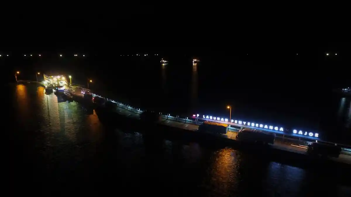Foto Drone: Cantiknya Pelabuhan Bajoe Bone Saat Malam Hari - baj3_20180117_002047.jpg
