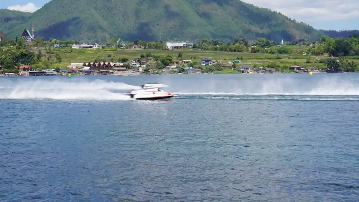Jonas Andersson Team Swaden Juara Sprint Race 1 F1 Powerboat Danau Toba, UAE Kuasai Sprint Race 2