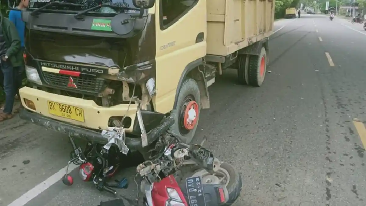 Belok Kanan tanpa Hidupkan Lampu Sein, Sepmor Hancur Dilintas Colt Diesel, Begini Kondisi Pengendara