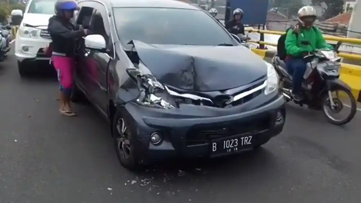 Helm Pengendara Ojek Picu Tabrakan Beruntun di Fly Over Depok