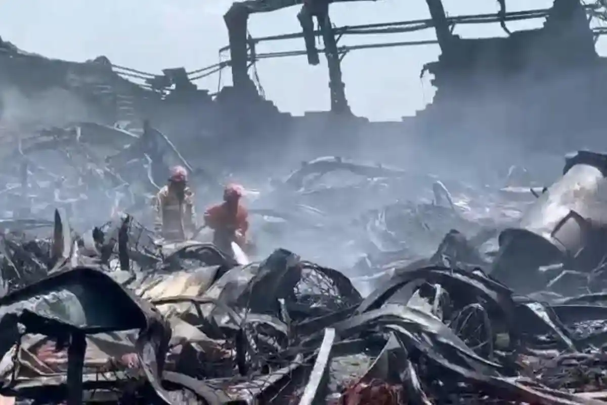 Hampir Seharian Berjibaku Padamkan Api di Pabrik Plastik Gresik, 1 Petugas Damkar Alami Luka Bakar