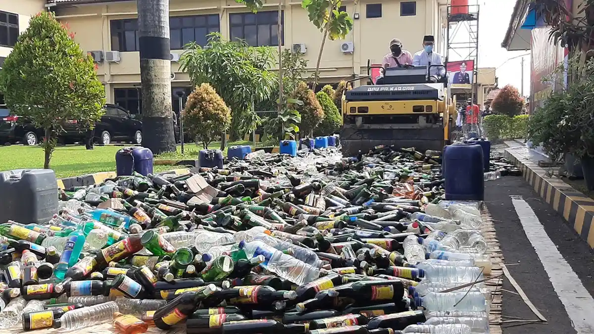 H-2 Idulfitri Polresta Cirebon Musnahkan Ribuan Botol Miras Hasil Razia Lima Bulan