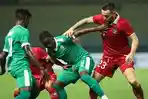 Mark-Klok-saat-berebut-bola-di-laga-Timnas-Indonesia-vs-Burundi.jpg