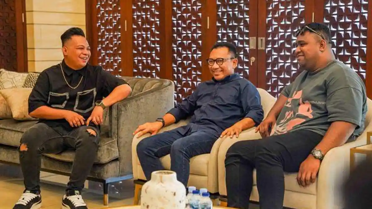 Jelang Konser Penutupan di Ende, Ansy Lema Bincang Santai Bersama Andmesh dan Mario Klau