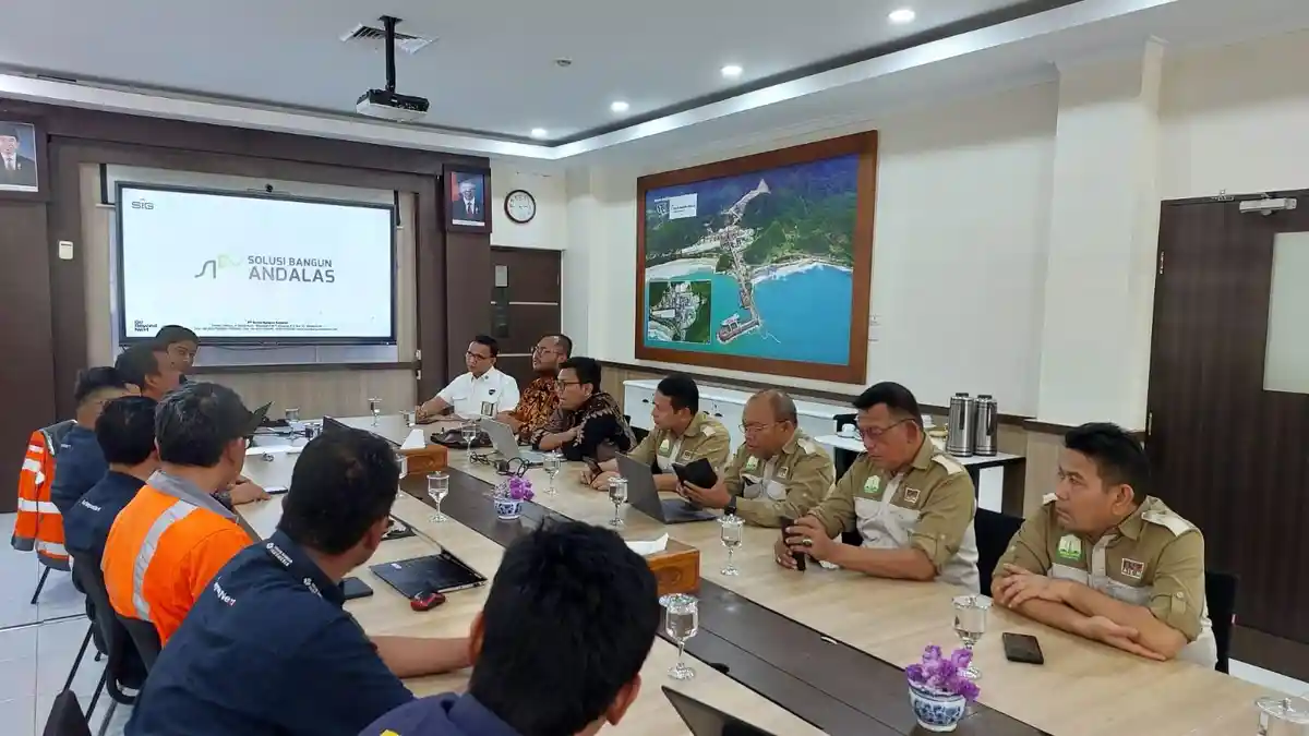 Pantau Program Pemagangan Disnakermobduk Aceh, Pejabat KSP RI Kunjungi PT SBA Lhoknga Aceh Besar