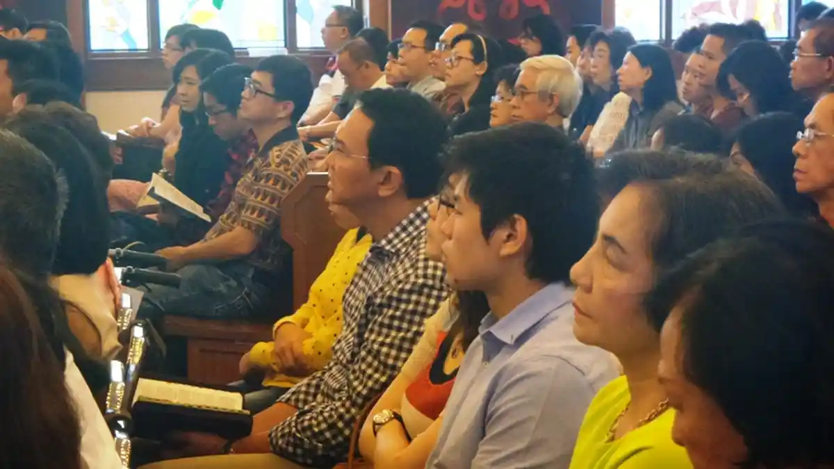 Ahok Khusyuk Dengarkan Siraman Rohani saat Misa Natal
