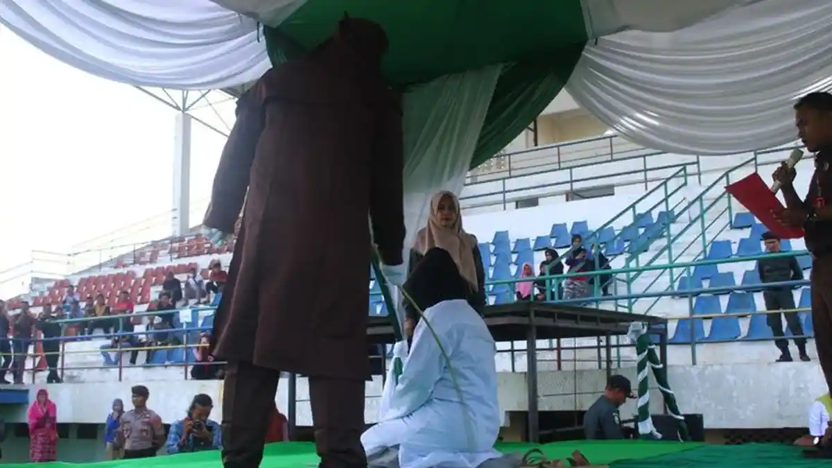 Pasangan Non Muhrim Yang Dicambuk Sempat Kesakitan Karena Terkena Leher