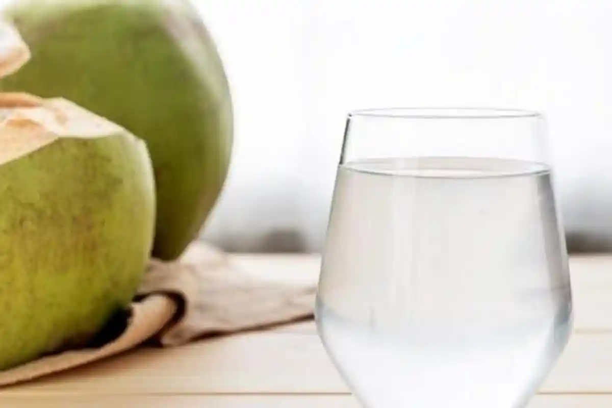 5 Manfaat Minum Air Kelapa di Malam Hari
