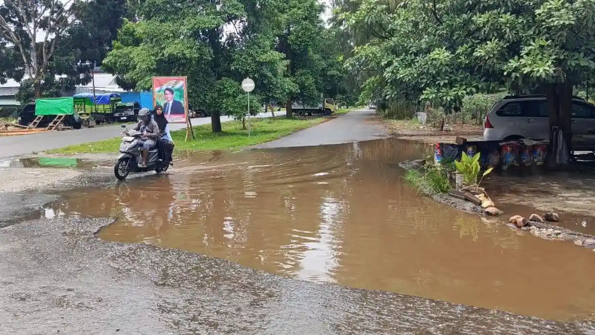 Potret Jalan Rusak di Namlea Maluku, Bak Kolam saat Musim Hujan