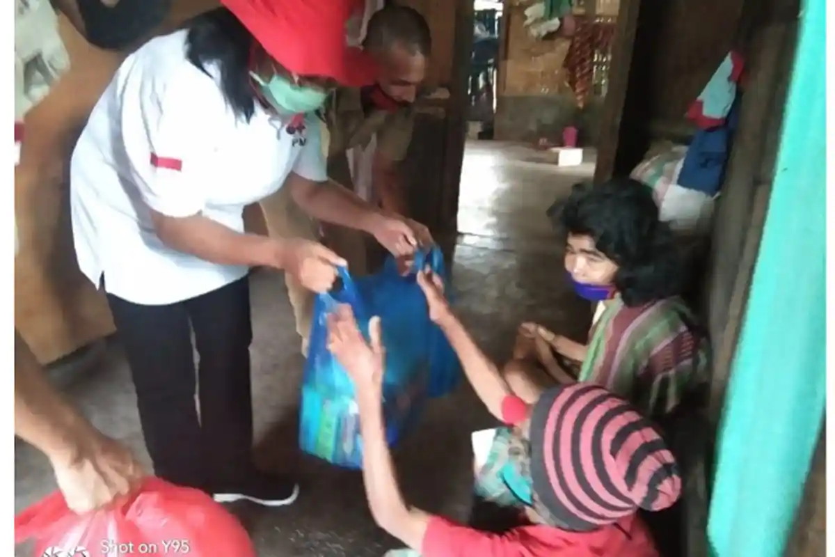 PMI Matim Bagi Sembako dan Masker Untuk Warga Torok Golo