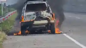 Sebuah-mobil-terbakar-hebat-di-jalan-tol.jpg